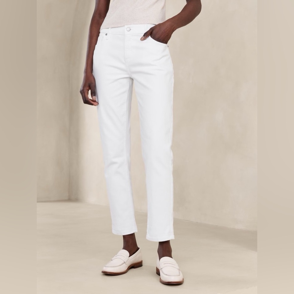 NWT! Banana Republic Pure White Girlfriend Jeans - Size 34/18 🖤